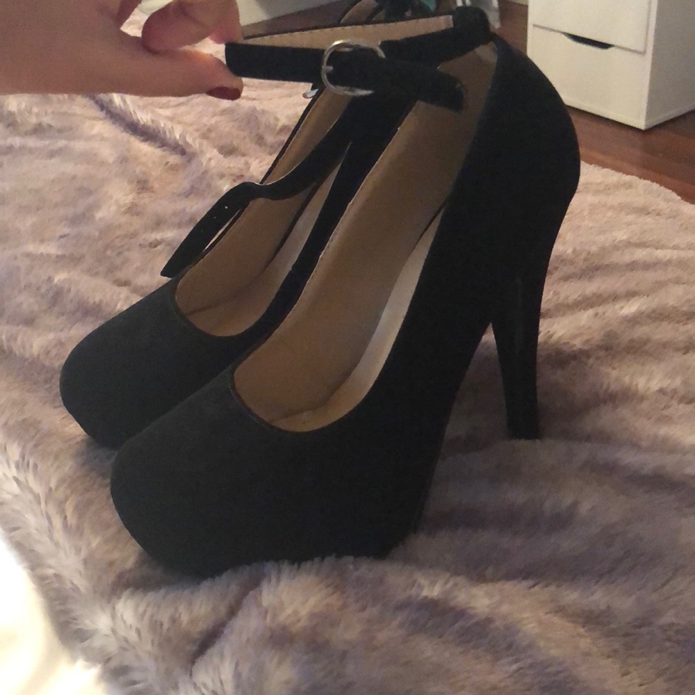 Platform Suede Black Pumps